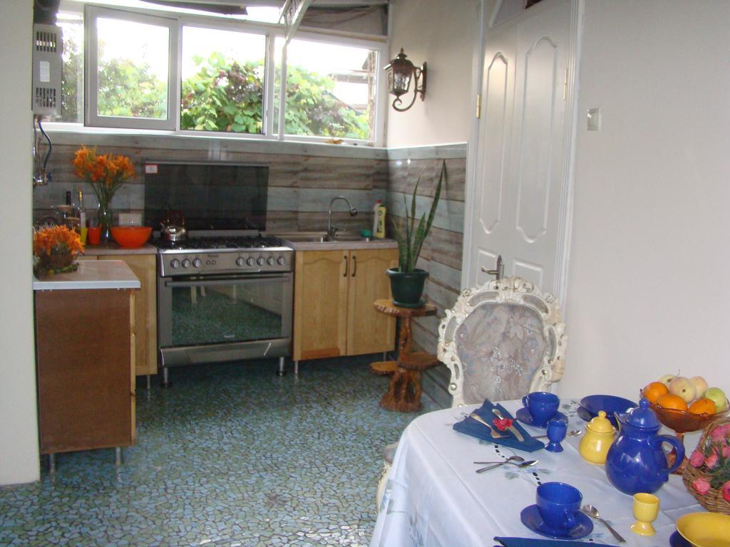 Guest House Temuri Batumi Bagian luar foto
